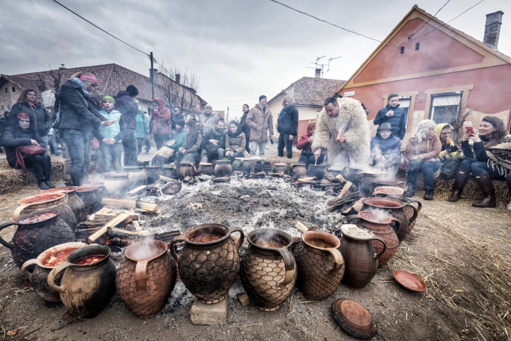 "Egy kis tűz, egy kis sokacbab, és a tél már csak egy távoli emlék! 🔥🍲